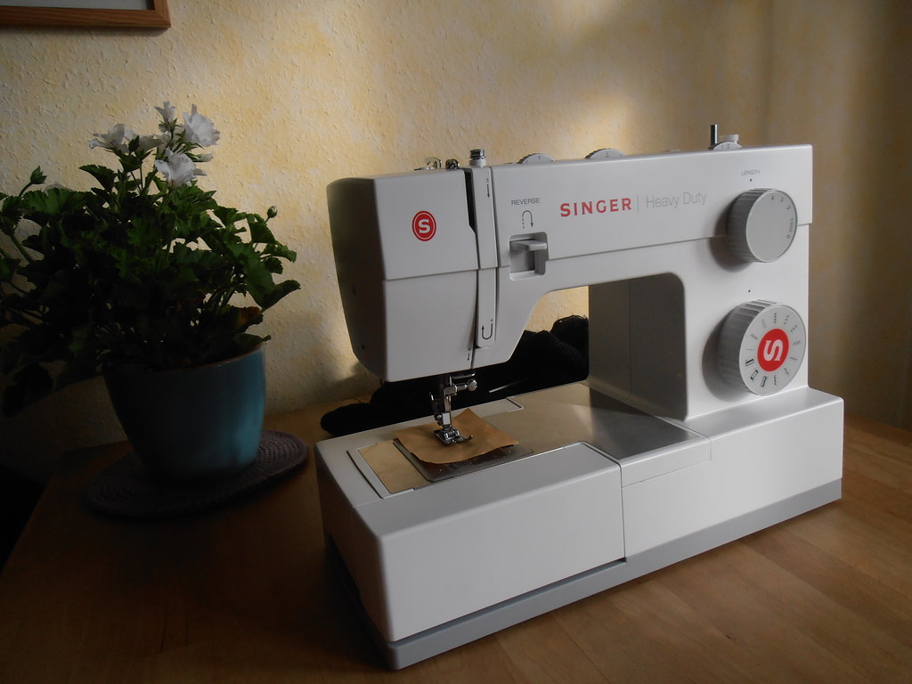 Máquina de coser Singer Heavy Duty sobre una mesa de madera