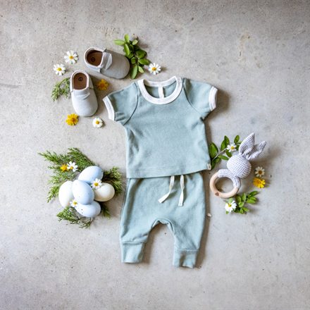 Conjunto de ropa de bebé sobre fondo claro