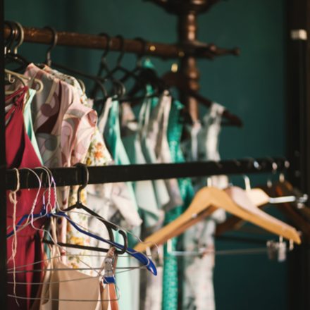 Vestidos colgados en un perchero del taller