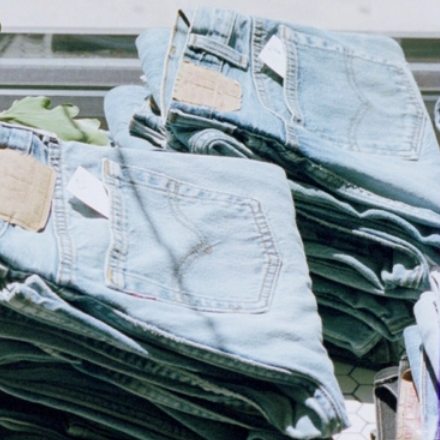 Pantalones de jean doblados